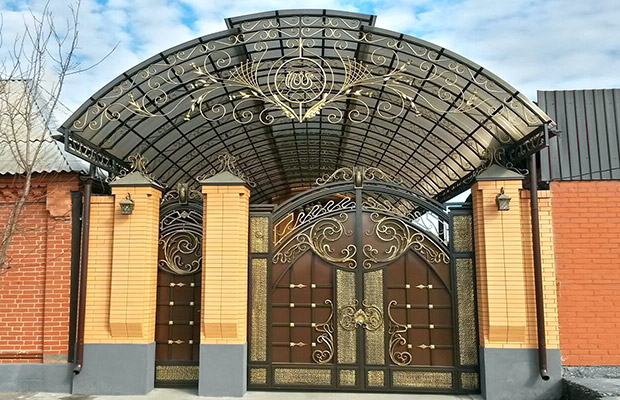Купить или заказать ворота для дома с навесом - стильные и надежные решения для вашего участка в Норильске от 41610 руб | ВоротМастер-Нрл