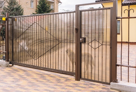 Купить ворота из профлиста с элементами ковки, с металлическими столбами в рамке или под дерево в Норильске от 153540 руб